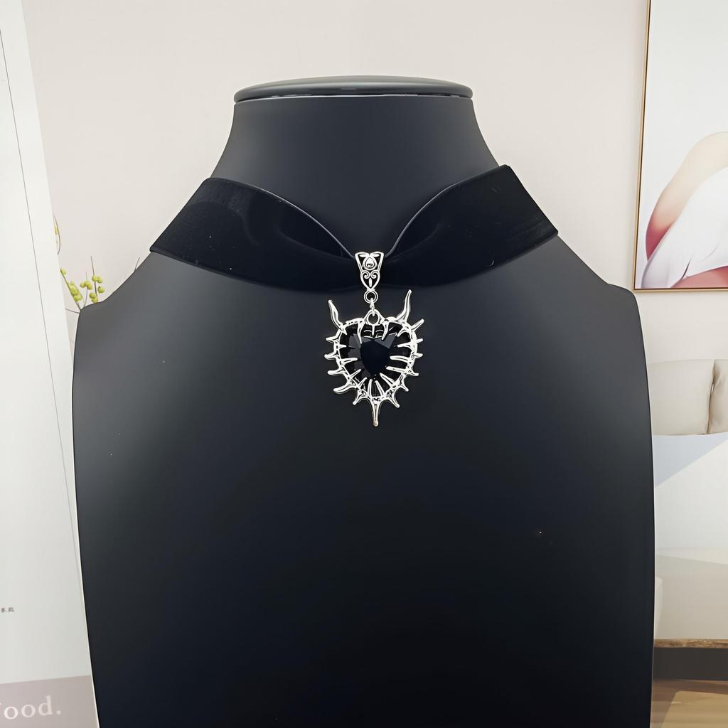 Gothic Winged Skull Heart Pendant Velvet Choker Necklace
