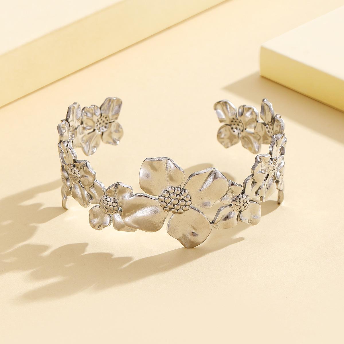 Elegant Retro Floral C-shaped 18K Gold Stainless Steel Bangle