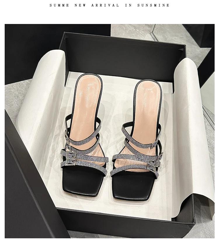 Damen Übergröße Hausschuhe Strasssteine Dünne Absätze Gürtelschnalle Schuhe Damen Kleid Quadratische Zehen Sommer Mode Zapatillas De Mujer