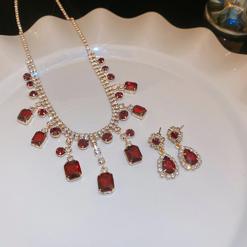 

European and American diamond-encrusted square pendant, stud earrings, necklace set, light luxury fashion collarbone chain, exquisite trendy jewelry