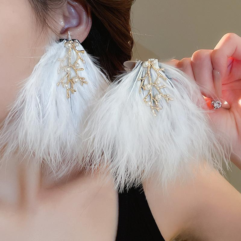 

Длинные серьги с белой перьевой бахромой, темпераментные серьги с бантами, модные нишевые серьги высокого класса