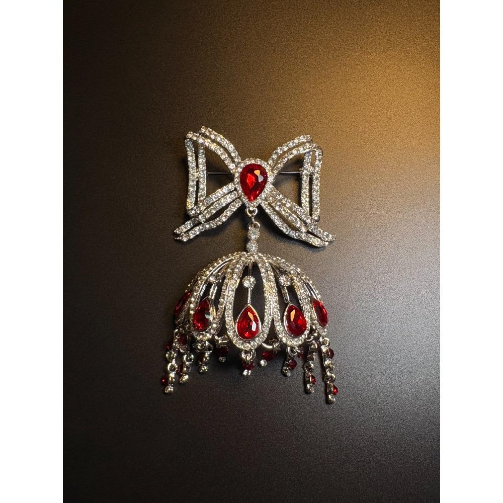 SKEDS New Retro Bowknot High-End Hollow Brooch for Women Fashion Dress Chest Flower Accessory Elegant Pin