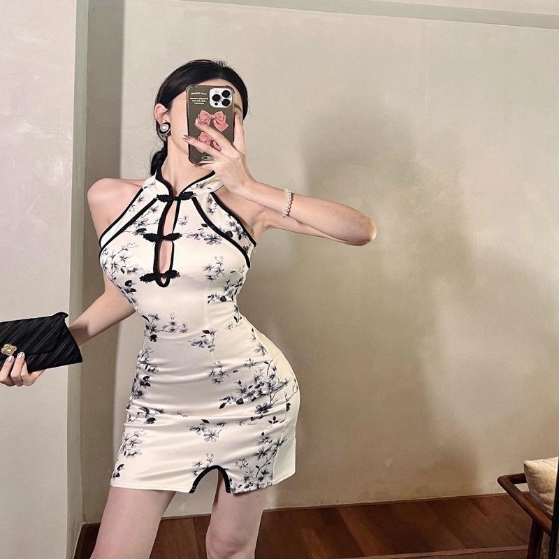 Vestido Cheongsam de Verão Estilo Puro Desejo com Detalhes Vazados e Gola Bardot com Fecho de Botão Florido, Minissaia Feminina com Cintura Marcada e Fenda no Quadril