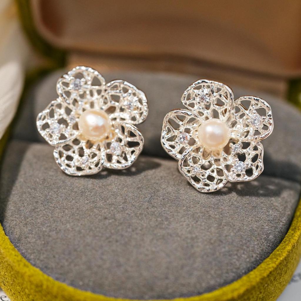 18K Gold-Plated Zircon Flower Pearl Ear Cuff - Elegant and Stylish Light Luxury Earrings