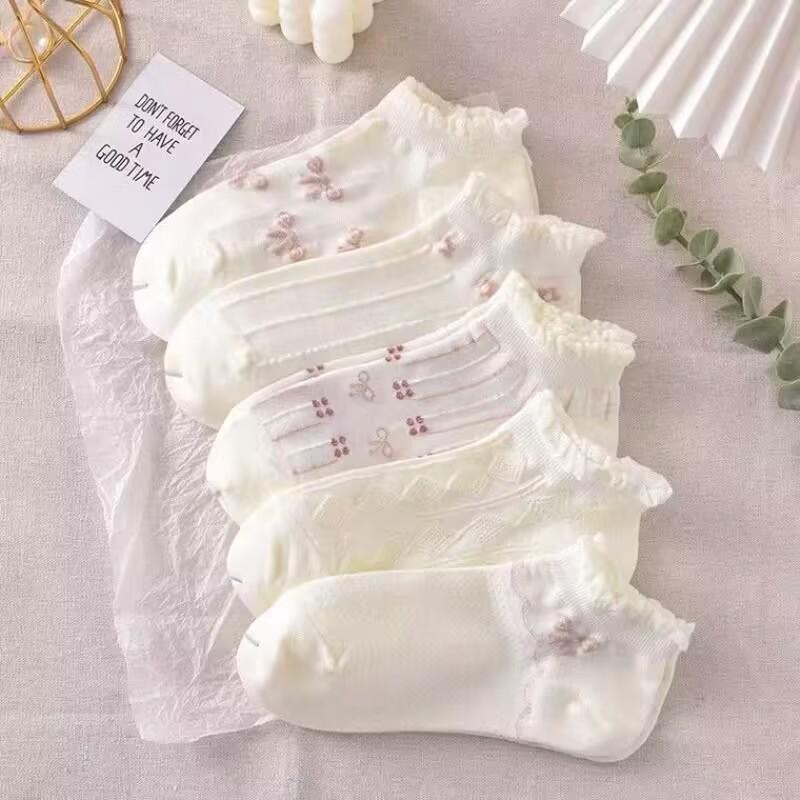 5 Pairs of Black and White Striped Mid-Calf Socks: Autumn/Winter Korean-Inspired Academy Style