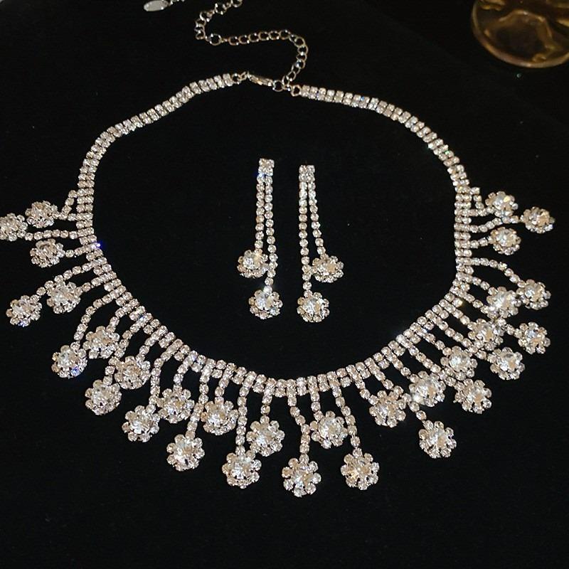 Quadratisches Ohrstecker- und Halsketten-Set mit Diamanten - ein schickes, luxuriöses und hochwertiges zweiteiliges Set mit exquisiter Eleganz