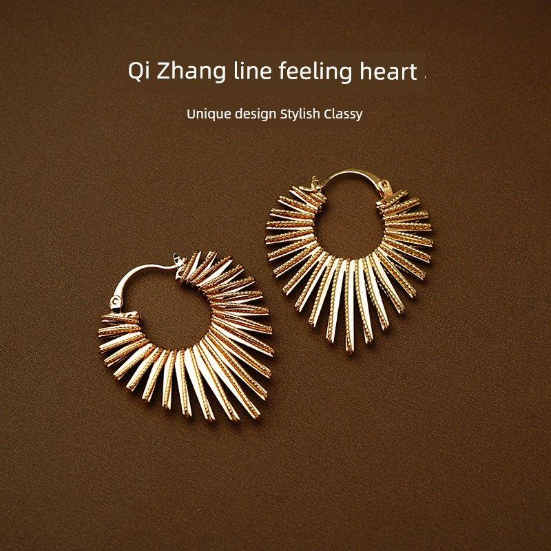 

Металлические серьги-клипсы с преувеличенными линиями в форме персикового сердца для женщин, стильные нишевые серьги 2025, новинка, уникальные серьги, лето Golden line feeling heart