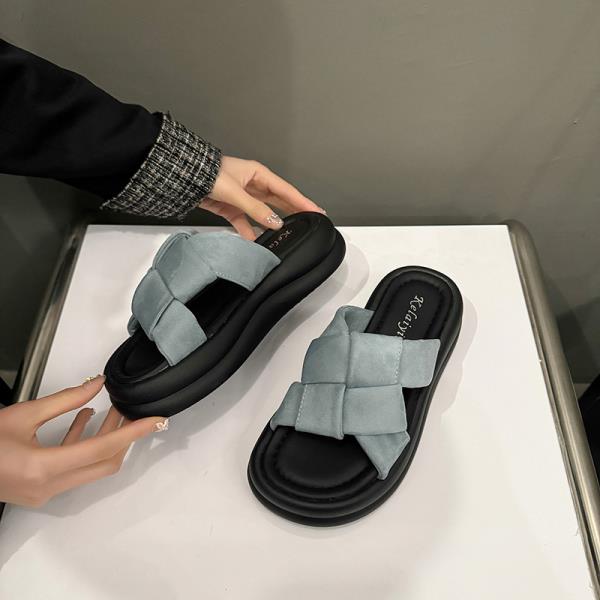 Fashion Shoes Woman 2025 Slippers For Swimming Pool Luxury Slides Pantofle Platform Beach Designer New Fashion Scandals House Slippers P