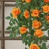 Konstgjorda blommor i rotting med 6 huvuden, falska hängande rosenrankor, konstgjorda sidenblommor i rotting för DIY-bakgrundsdekoration i bröllopsrum