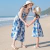 Neue Eltern-Kind-Strandoutfits: Passende Familienanzüge für drei oder vier Personen – mittellanges Kleid für Mutter und Tochter