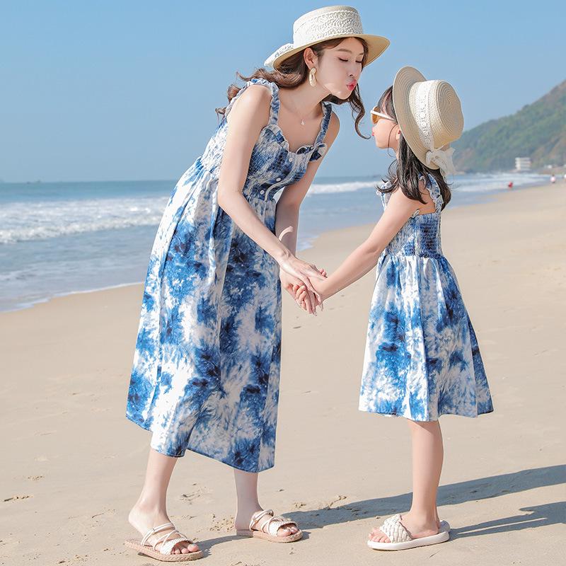 Neue Eltern-Kind-Strandoutfits: Passende Familienanzüge für drei oder vier Personen – mittellanges Kleid für Mutter und Tochter