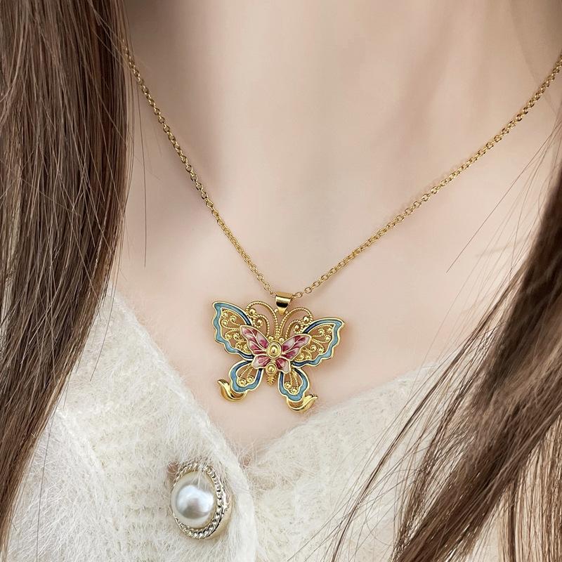 Medieval Same Necklace, Retro Chinese Style Butterfly Pendant, Gold Heart-Shaped Diamond-Encrusted Light Luxury Personalized Necklace