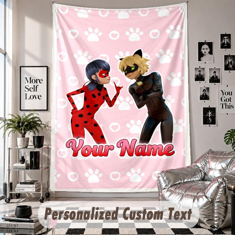 Arazzo da Parete con Nome e Testo Personalizzati, Arazzo Decorativo Miraculous Ladybug per Camera da Letto