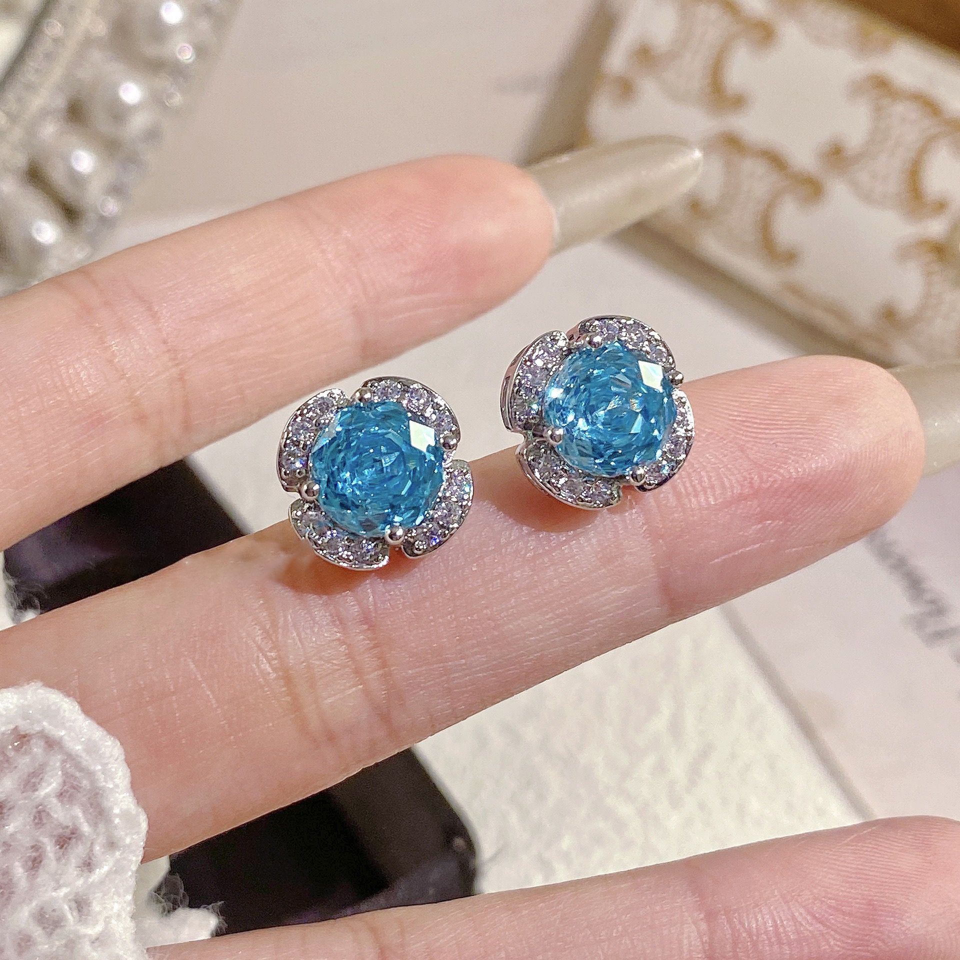 

Циркон звездчатый анис роза серьги браслет набор темперамент изысканный высокое чувство нишевый универсальный легкая роскошь серьги женщины