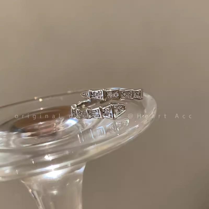 Full Diamond Open Snake-shaped Ring - Fashionable and Niche Design with A Light Luxury and Cool Style. Snake Bone Finger Ring. серебряный