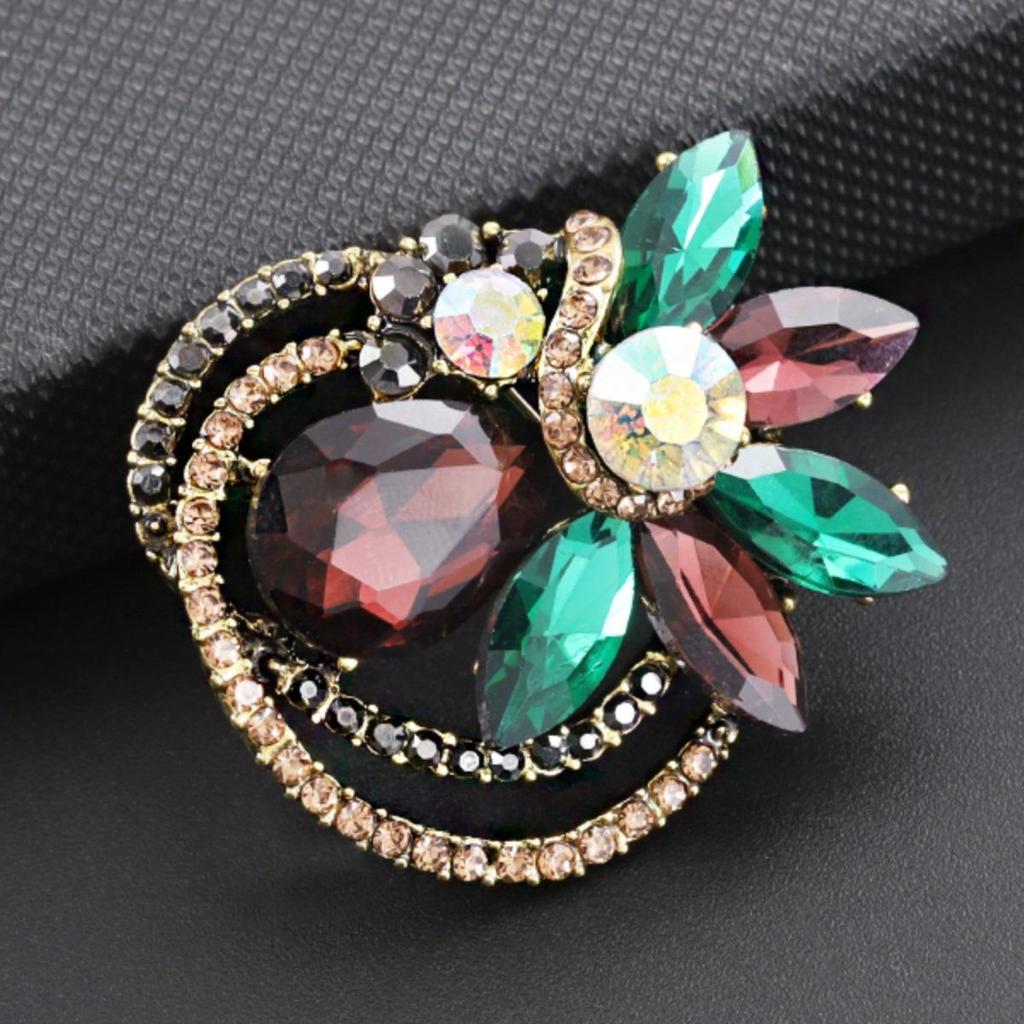 Elegant Glass Crystal Brooch for Women - Versatile Luxury Pin for Autumn/Winter Coats and Personality Jewelry Accessories