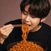 BTS ARIH Neuer Stil Gebratene Nudeln Schwarzer Pfeffer Tteokbokki Geschmack 135g