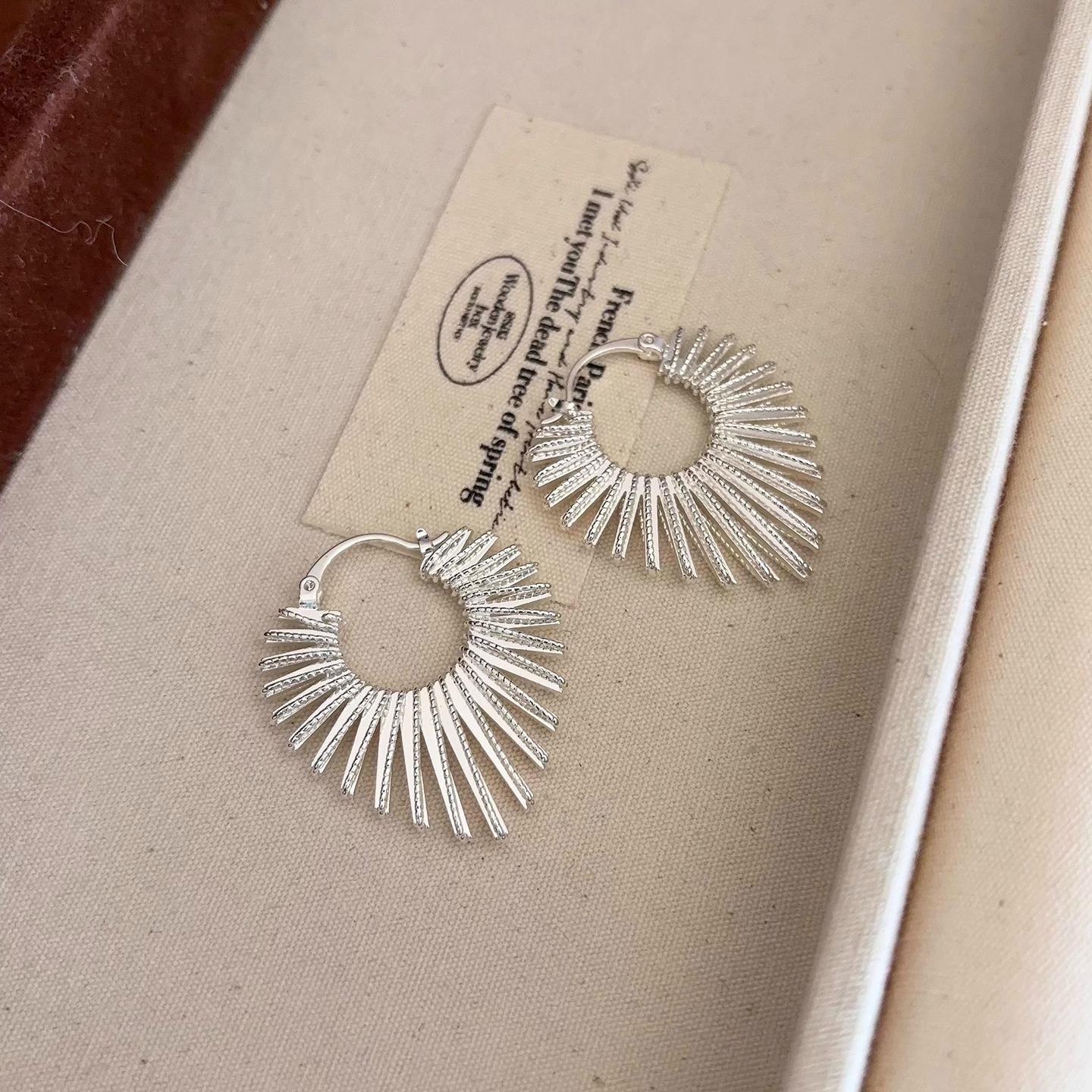 

Line Peach Heart Grand Personality Fashionable and High-end Feeling Sunflower Earrings срібний