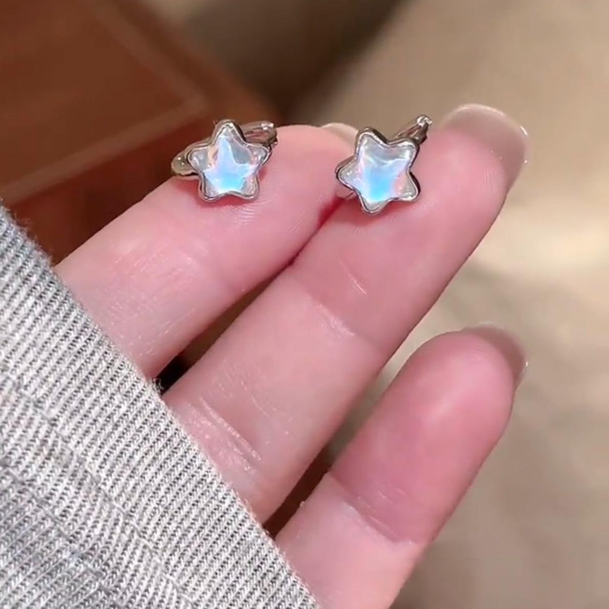 

Смоляные серьги-звездочки маленькие, свежие, простые и модные, универсальные серьги-кольца, нишевый дизайн, серьги класса люкс и высокого класса.