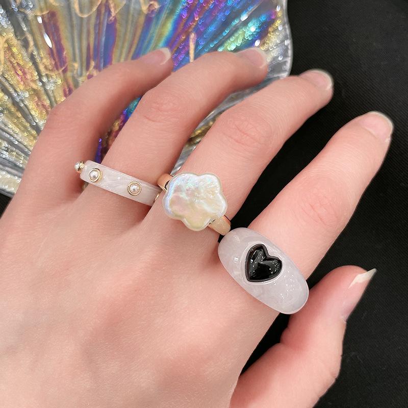 Y2K Black & White Resin Signet Ring Set with Pearl and Five-Petal Flower Design