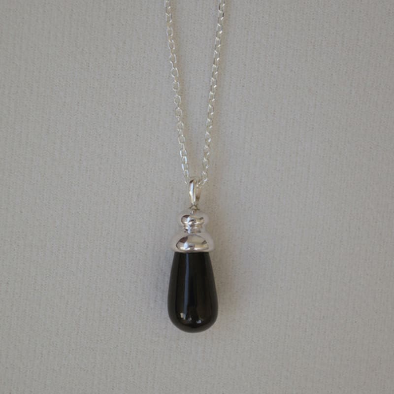 ANDEZVOUS ONYX HOUSE NECKLACE