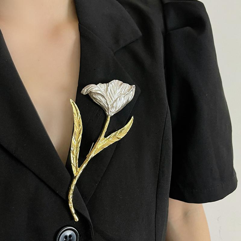 Exaggerated Large Leaf Flower Brooches for Women Luxury Exquisite Metal Corsage Pin Vintage Versatile Clothing Accessories Gift