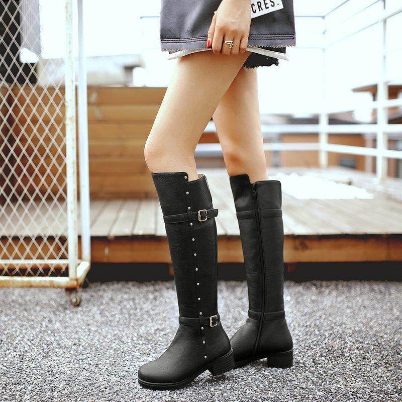 

Новые модные ботинки на высоком бочонке и низком каблуке с боковой молнией и пряжкой