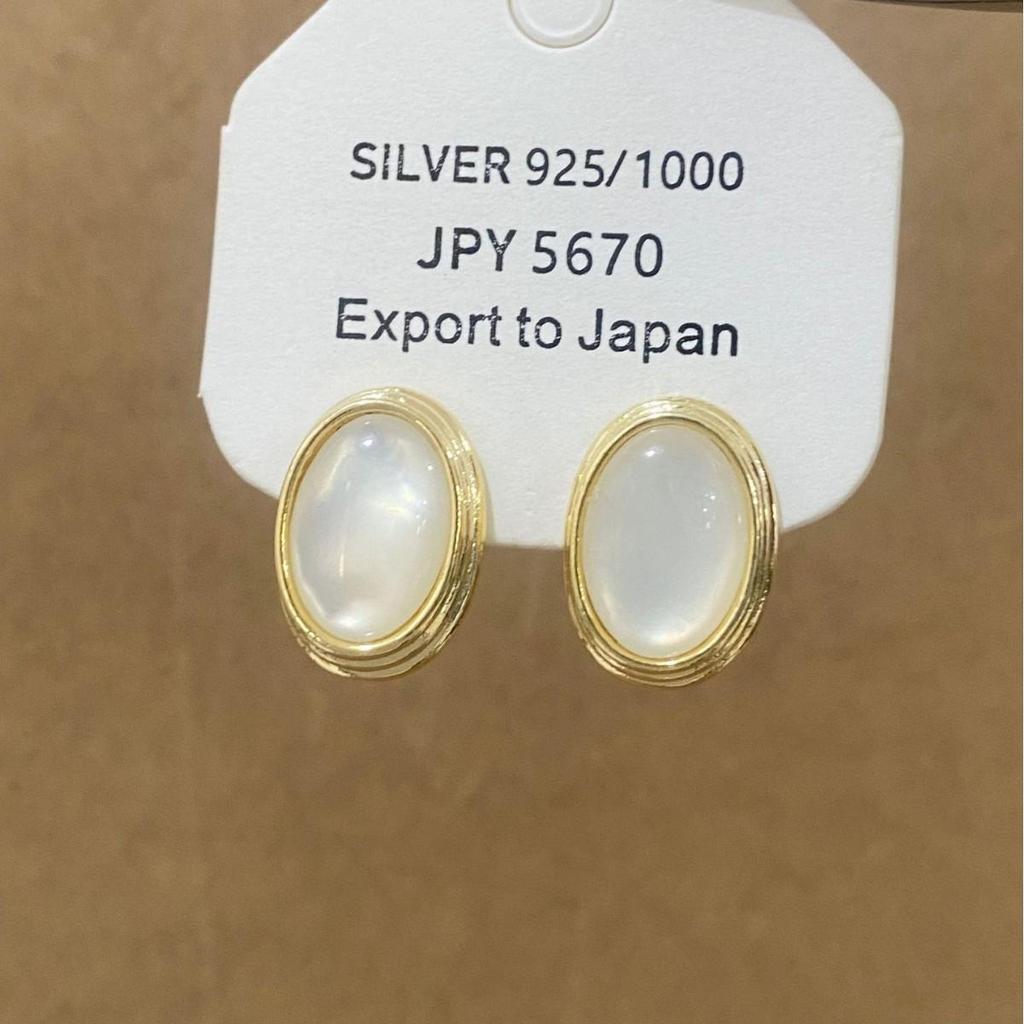 Elegant Retro White Oval Earrings - Luxurious & Versatile Studs with Unique Design Sensibility for a Modern, Minimalist Style.