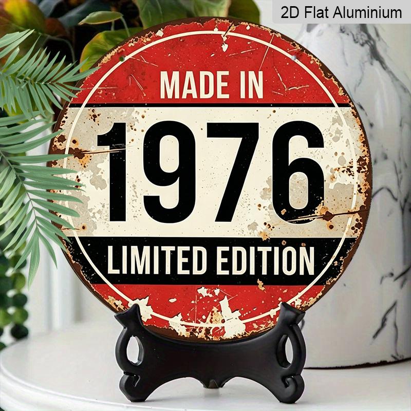 2D Flach - Dies ist ein Vintage-Metallschild der limitierten Auflage von 1976 mit einem Retro-Design in Rot, Schwarz und Beige mit einem abgenutzten Ende. Es ist gemacht aus