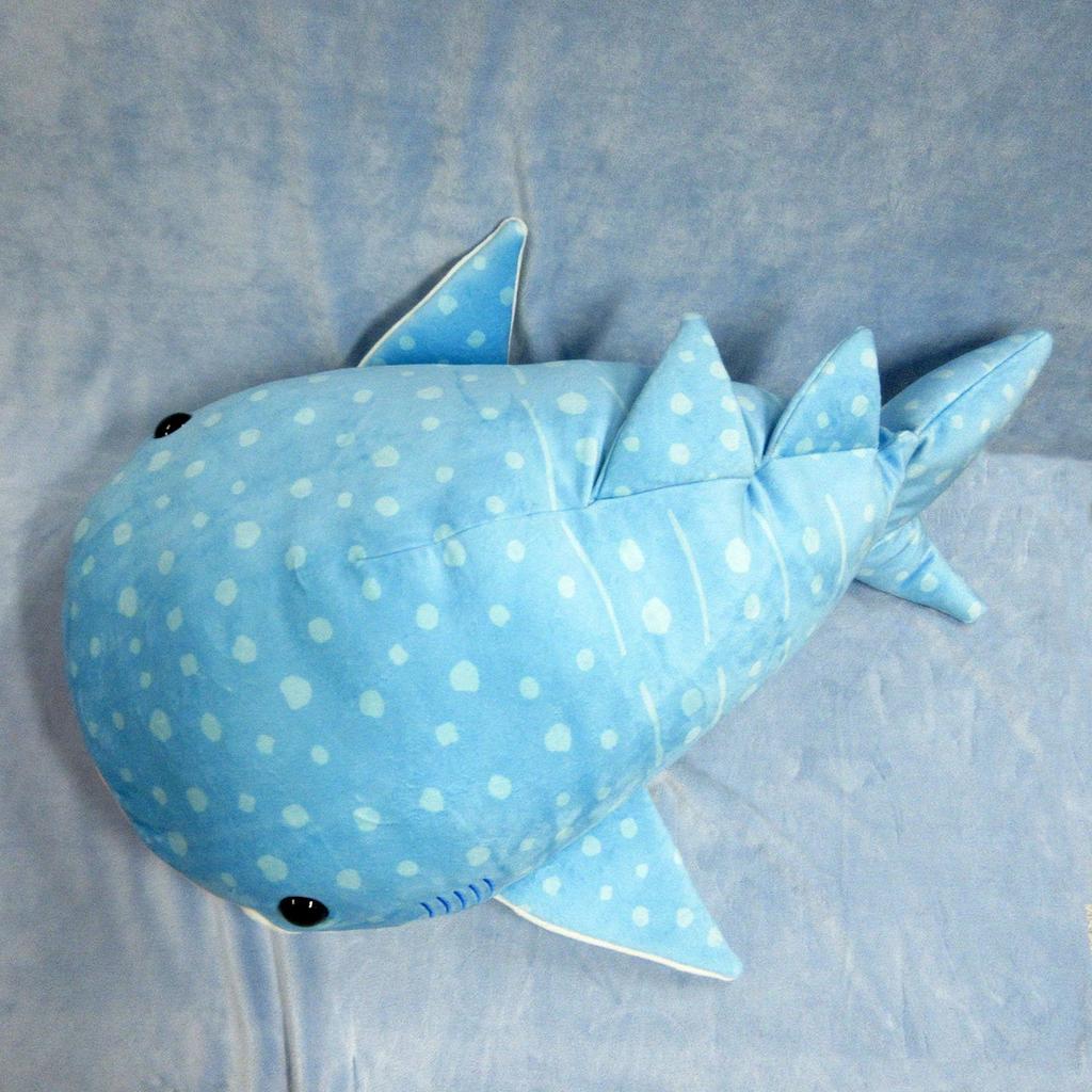 Peluche soffice Squalo Balena XL, modello Underwater Walk, del Naito Design Institute