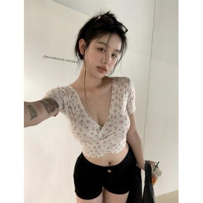 Pure and Sweet Hot Girl Kleines Blumen-Kurzarm-T-Shirt für Damen im Sommer. Neues Slim Fit-Kurzoberteil mit V-Ausschnitt und freiliegendem Bauchnabel.