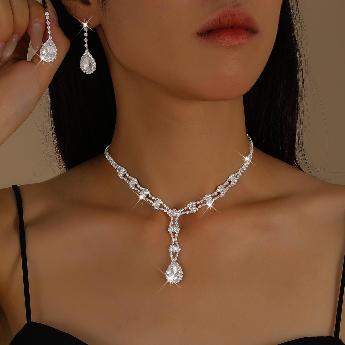 

2026 Fashion Versatile Temperament Clavicle Chain Light Luxury Premium Neck Chain Water Drop Pendant Fringed Earrings Necklace Set 45CM