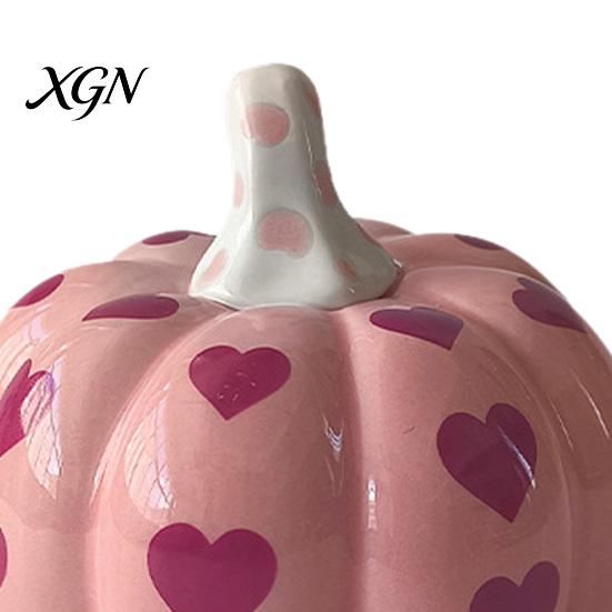 Valentine Day Home Decor Pink Ceramic Pumpkin with Heart Pattern, Artificial Figurine, Seasonal Interior Decorations Fall Tabletop Ornaments