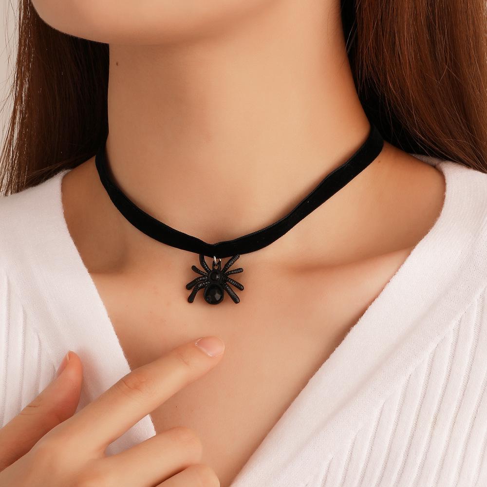 Halloween Spinnenstecker: Dunkler, dreidimensionaler Punk-Stil für einen coolen, ausgefallenen Look - Perfekt für europäische und amerikanische Fashionistas.