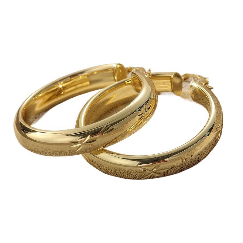 Gold earrings, large round style, electroplated round texture design, eye-catching earrings.