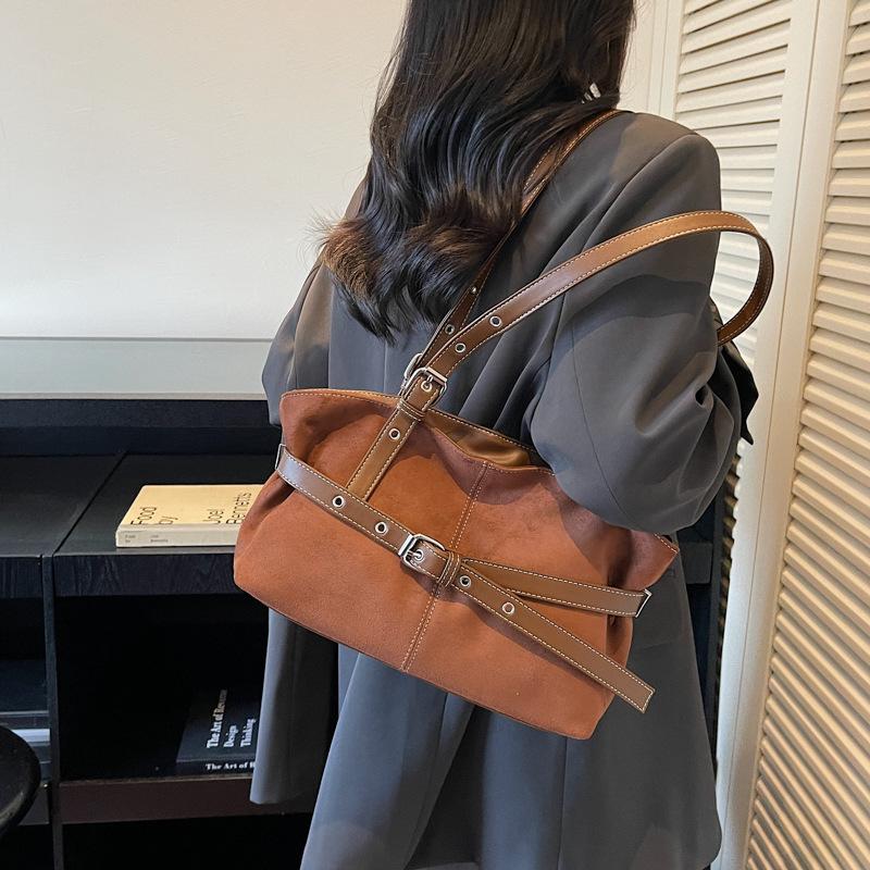 Large-capacity bags women's autumn and winter versatile 2025 new simple shoulder bags are popular this year, textured commuter tote bags