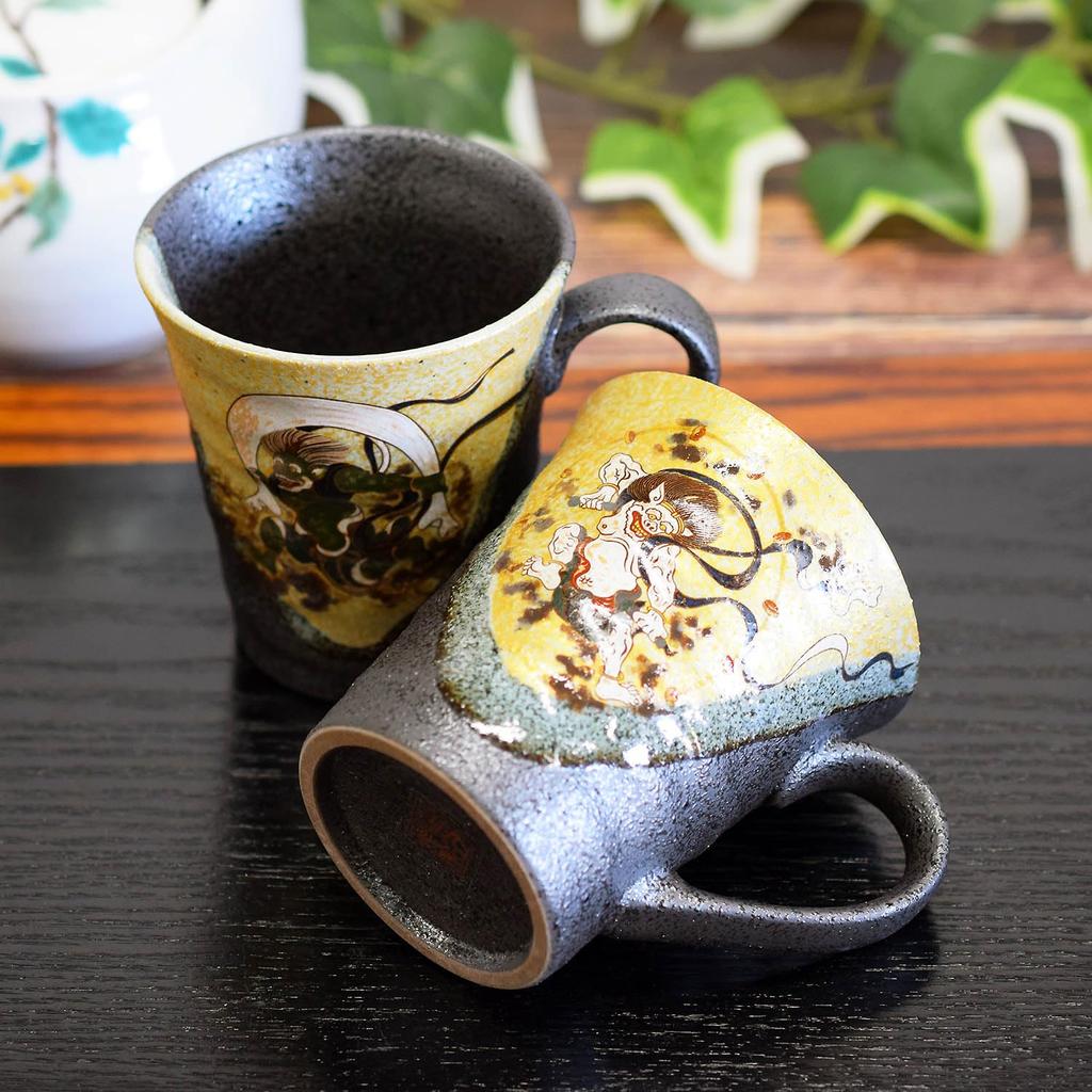 Waza no Kura Snyggt Par Kutani-keramikmuggar Med Vind- och Åskgudarna. Keramik av hög kvalitet. Tillverkad i Japan.