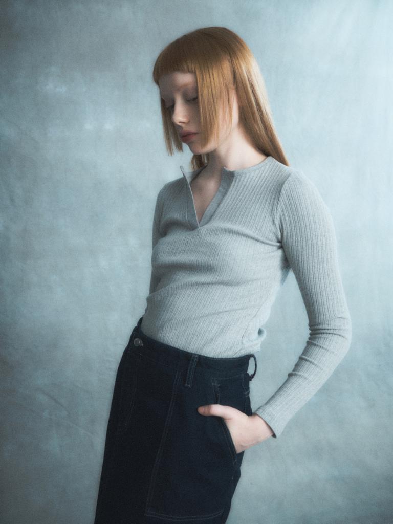 Renezmia Fingerhole Y-Neck Top_Gray