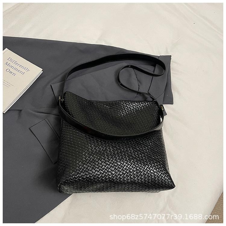 2025 New Large-capacity Woven Simple Commuter Shoulder Crossbody Bag Fashion Trend Niche High-end Tote Bag