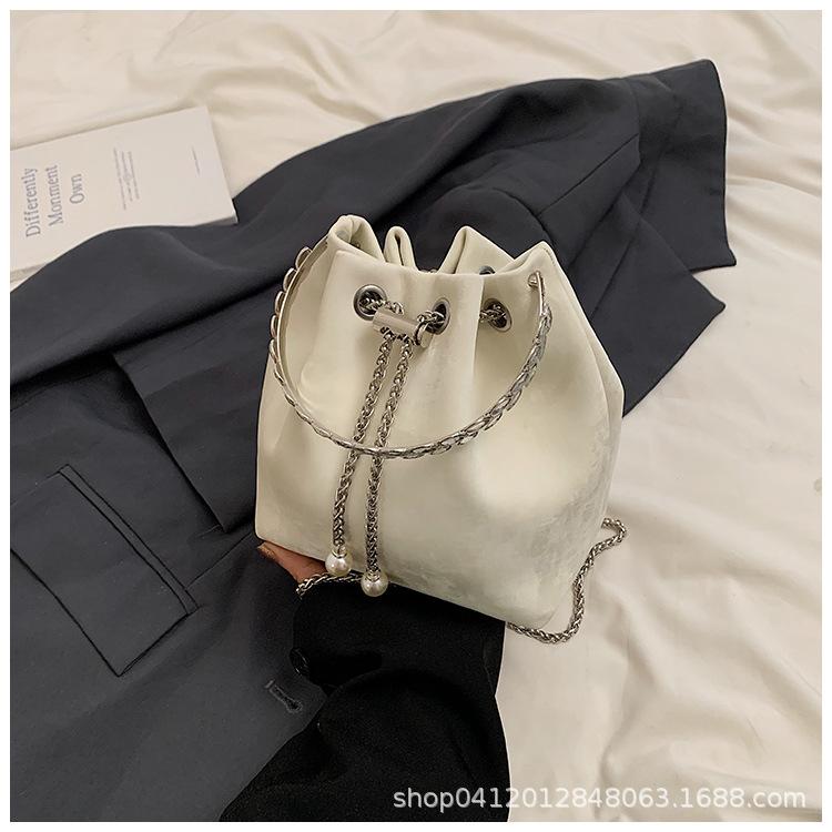 

Премиальный бархатный портативный мешок-ведро женский 2025 новый корейская версия нишевая сумка-мессенджер популярная сумка через плечо для поездок на работу белый