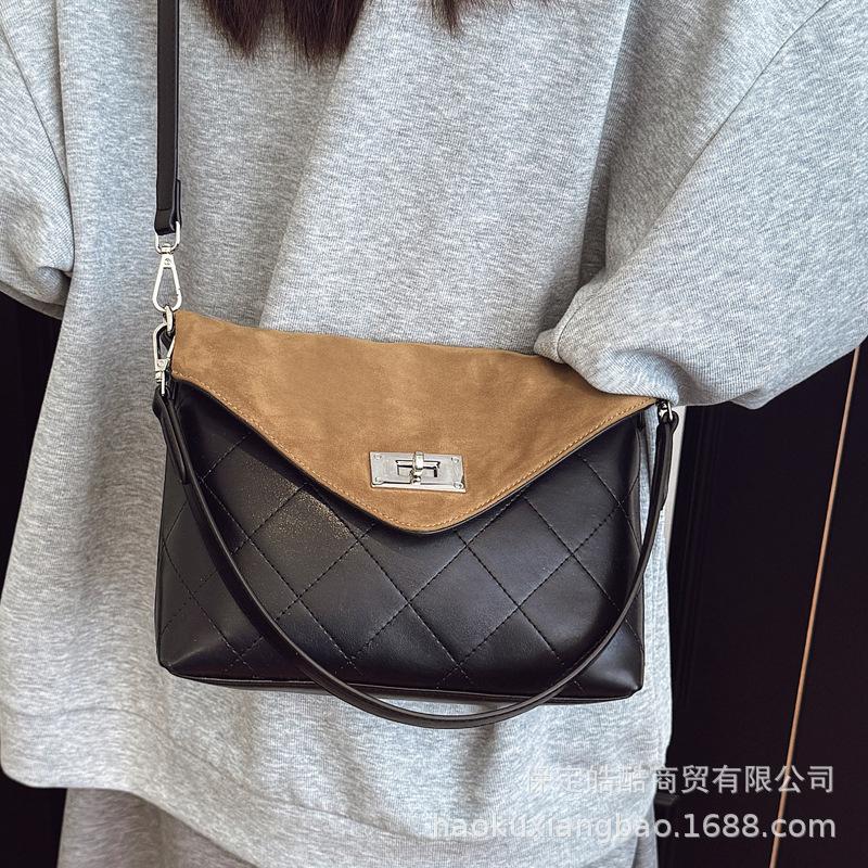 Large-capacity retro bag women's autumn and winter 2025 new versatile diamond messenger bag single shoulder underarm commuter small square bag