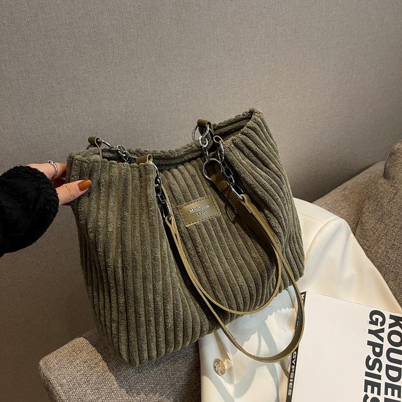Casual fashion tote women's bag 2025 new trend simple plush bag shoulder underarm commuter bag