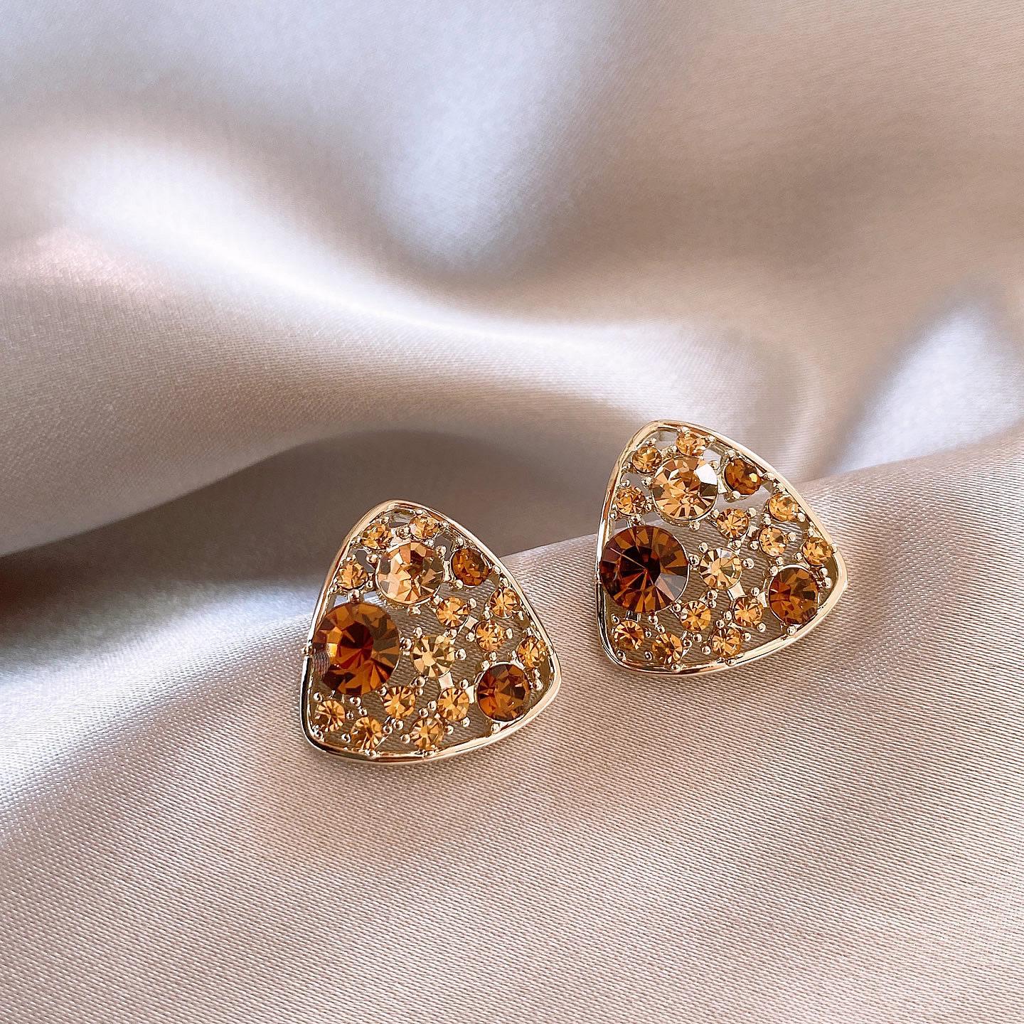 Silver Needle Diamond Inlaid Triangle Stud Earrings – Retro, Luxury, Versatile & Personalized.