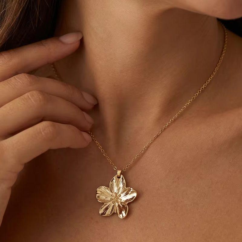Fashion Romantic 5 Petal Flower Pendant Necklace for Women Delicate Gold Color Floral Chain Perfect Valentine Jewelry Gift