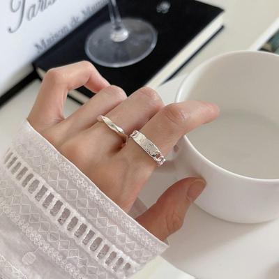 Schlanker und eleganter offener Ring für Damen, mit einem Nischendesign und modischem Ins-Stil, perfekt für ein Statement am Zeigefinger einer Internet-Berühmtheit.
