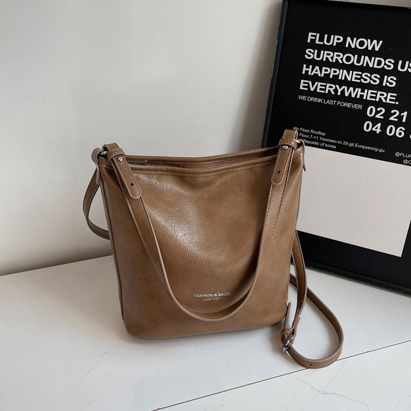 Black Women's Bucket Bag Autumn Winter PU Leather Letter Shoulder Bags Trendy Large Capacity Commuting Crossbody Pack