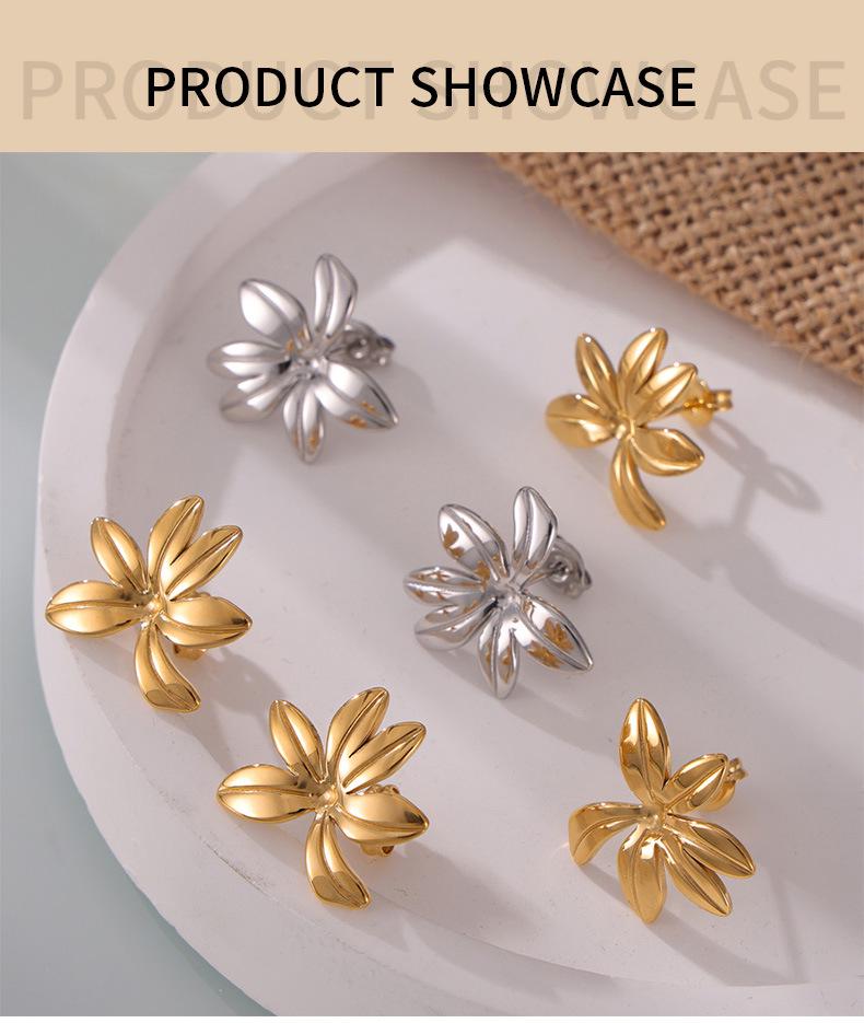 Ohrstecker im Mori-Stil mit geometrischen Blumen aus vergoldetem Titanstahl