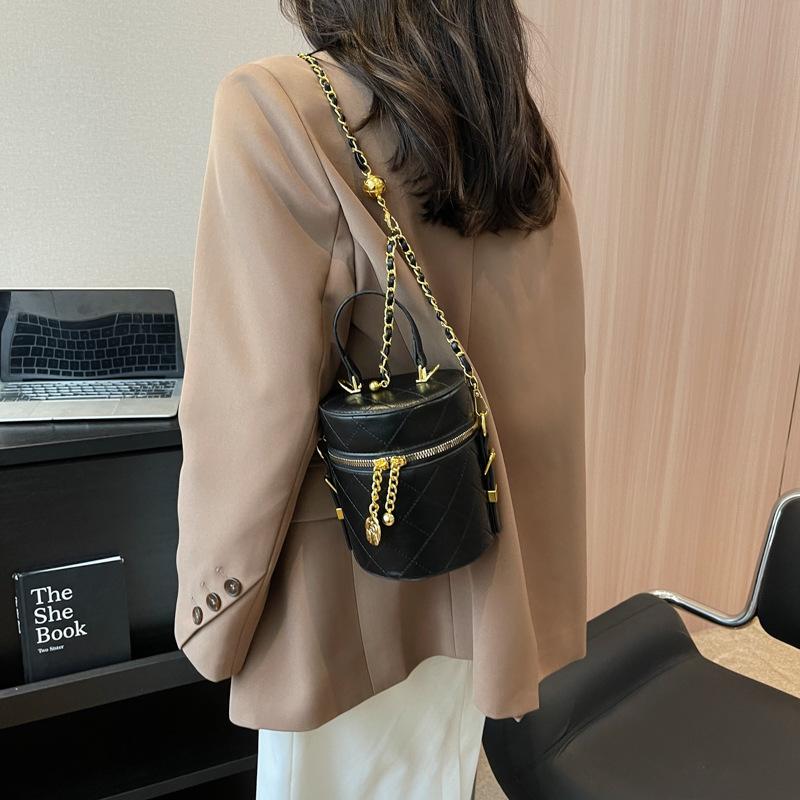 

2025 new fashion niche texture unique small fragrant wind chain messenger bag portable bucket bag