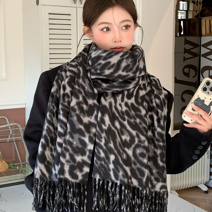 Sweet and Cool Retro Leopard Print Fringed Scarf Female New Millennial Spice Girl Style Autumn and Winter Thickened Skin-friendly Shawl Scarf
