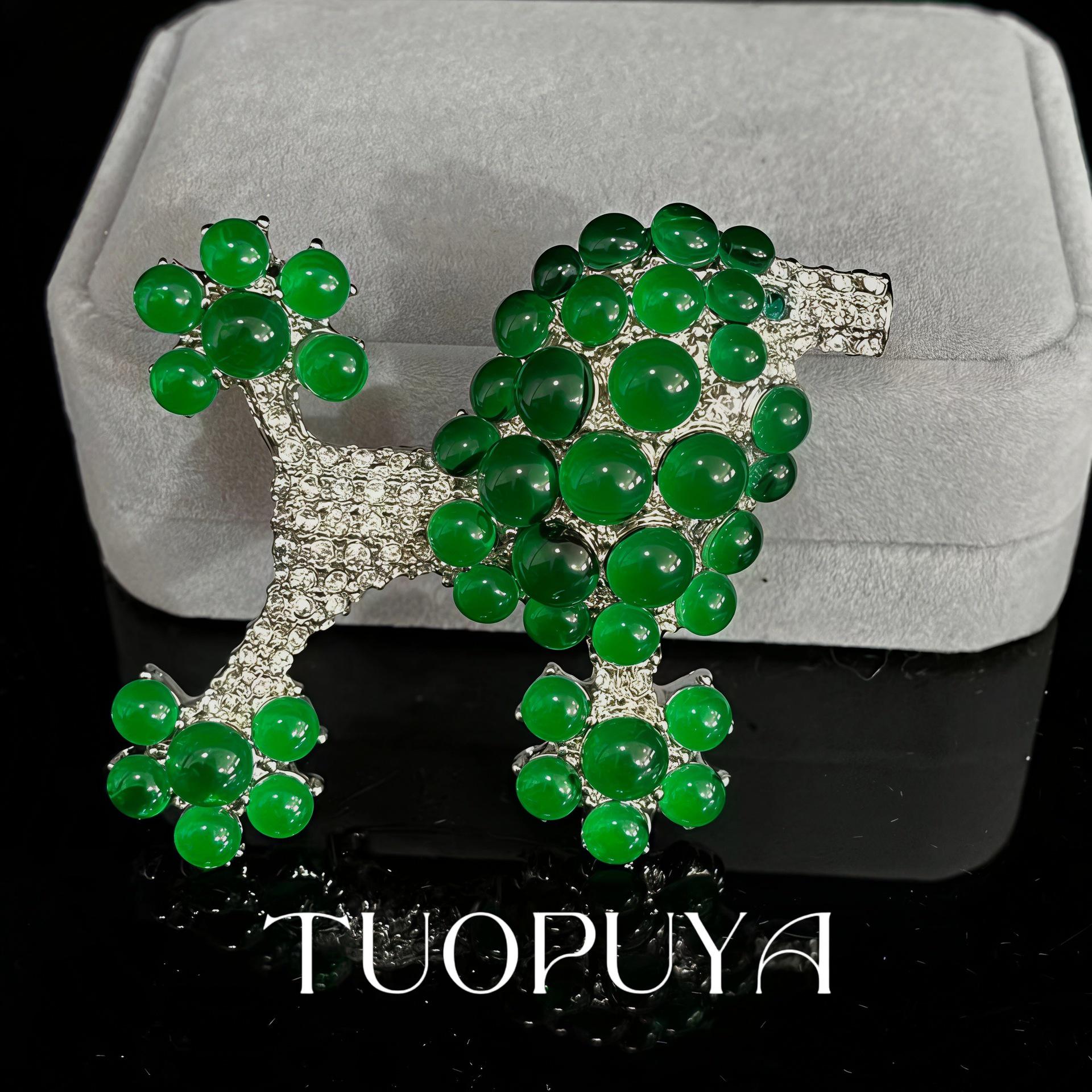 Luxurious Green Rhinestone Puppy Brooch - Elegant Suit Accessory
